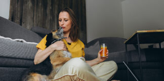Biohacking: salud, energía y longevidad Mujer con perro