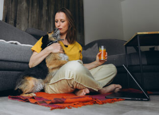 Biohacking: salud, energía y longevidad Mujer con perro