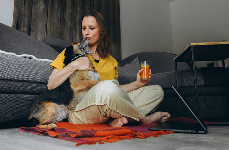 Biohacking: salud, energía y longevidad Mujer con perro
